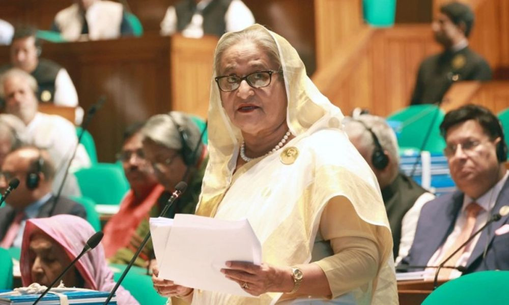 PM unveils special incentives for govt employees